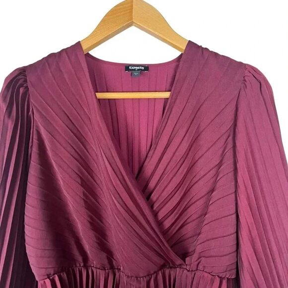 Express Red Pleated Long Sleeve Blouse Size Medium - Picture 3 of 7